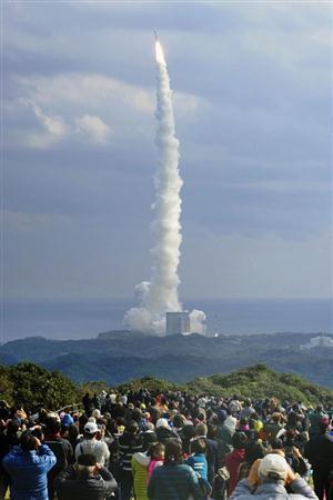 大勢の人が見守る中、小惑星探査機「はやぶさ２」を搭載して打ち上げられるＨ２Ａロケット２６号機＝２０１４年１２月３日午後１時２２分、鹿児島県・種子島（共同）
