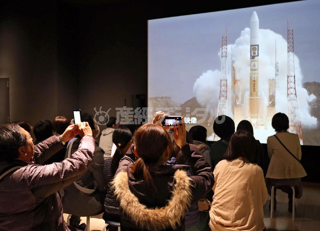 パブリックビューイングで小惑星探査機「はやぶさ２」打ち上げの瞬間を見守る宇宙ファンら＝２０１４年１２月３日午後、東京都文京区（野村成次撮影）