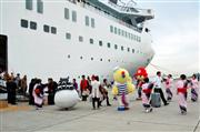 １１月１９日、姫路に寄港したクルーズ客船「ぱしふぃっくびいなす」の歓迎セレモニー＝姫路市飾磨区細江（上阪正人撮影）