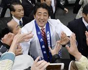 【衆院選】街頭演説で聴衆と握手する自民党総裁の安倍晋三（しんぞう）首相。自民党優勢との各社報道に「選挙は油断した方が必ず負ける」と慢心を戒めた＝２０１４年１２月４日午後、大阪府八尾市（共同）