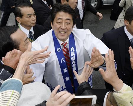 【衆院選】街頭演説で聴衆と握手する自民党総裁の安倍晋三（しんぞう）首相。自民党優勢との各社報道に「選挙は油断した方が必ず負ける」と慢心を戒めた＝２０１４年１２月４日午後、大阪府八尾市（共同）