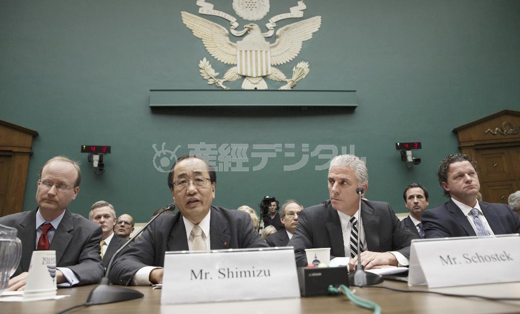 米議会公聴会に出席したタカタの清水博・品質保証本部シニアバイスプレジデント（左から２人目）と北米ホンダのショステック上級副社長（左から３人目）＝２０１４年１２月３日、米国・首都ワシントン（ＡＰ）