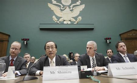 米議会公聴会に出席したタカタの清水博・品質保証本部シニアバイスプレジデント（左から２人目）と北米ホンダのショステック上級副社長（左から３人目）＝２０１４年１２月３日、米国・首都ワシントン（ＡＰ）