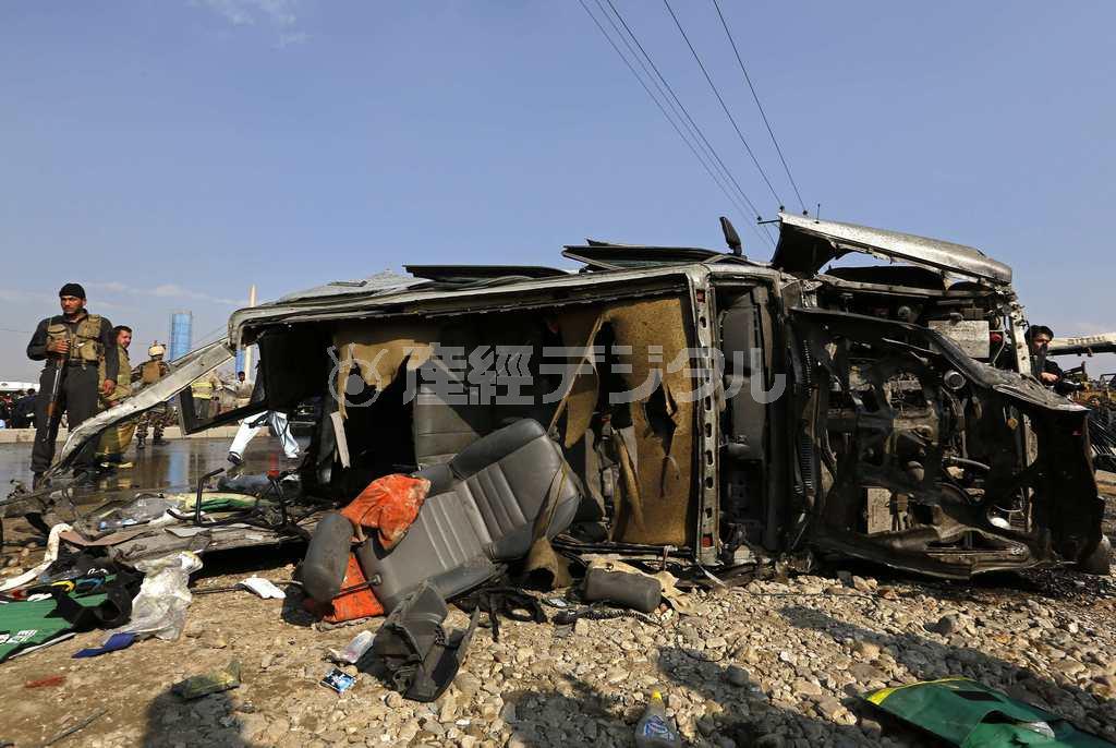 １１月２７日、首都カブールで自爆テロを受けた英国大使館の車両の残骸。５人が死亡、３０人余りが負傷した＝２０１４年、アフガニスタン（ロイター）
