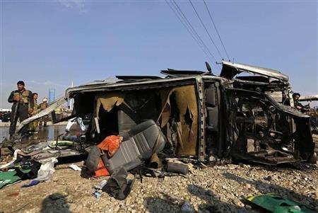 １１月２７日、首都カブールで自爆テロを受けた英国大使館の車両の残骸。５人が死亡、３０人余りが負傷した＝２０１４年、アフガニスタン（ロイター）