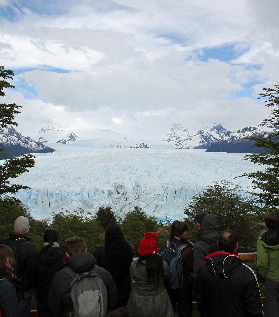 駐車場から見たペリト・モレノ氷河＝２０１４年１０月１６日、アルゼンチン・エル・カラファテ（藤原翔撮影）
