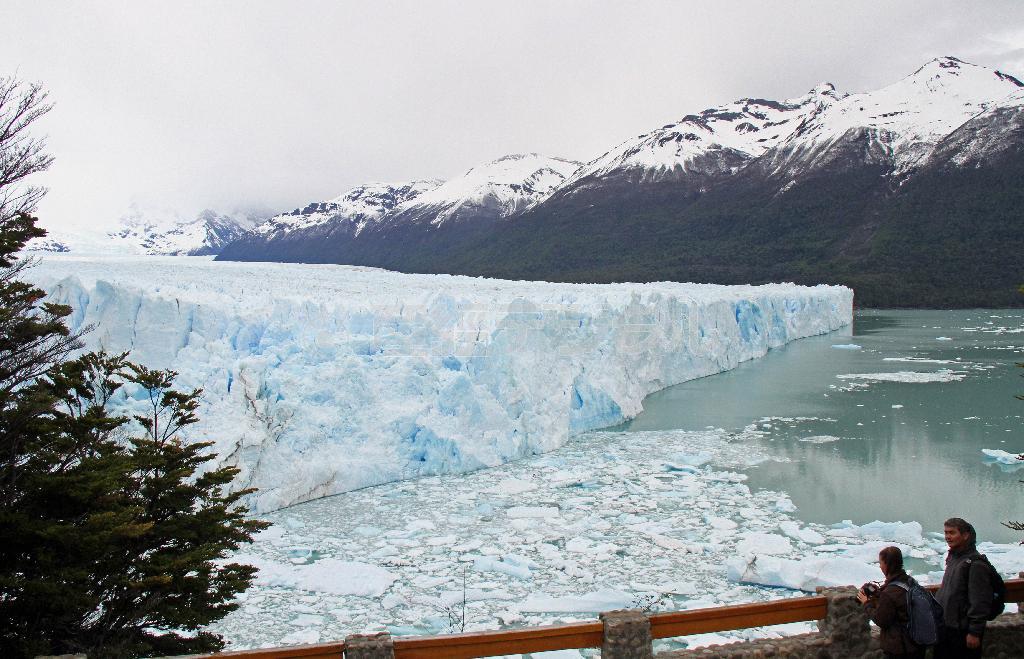 展望台から見たペリト・モノレ氷河。一概に氷河といってもさまざまな表情を見せる＝２０１４年１０月１６日、アルゼンチン・エル・カラファテ（藤原翔撮影）