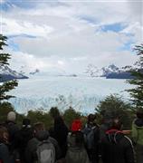 駐車場から見たペリト・モレノ氷河＝２０１４年１０月１６日、アルゼンチン・エル・カラファテ（藤原翔撮影）