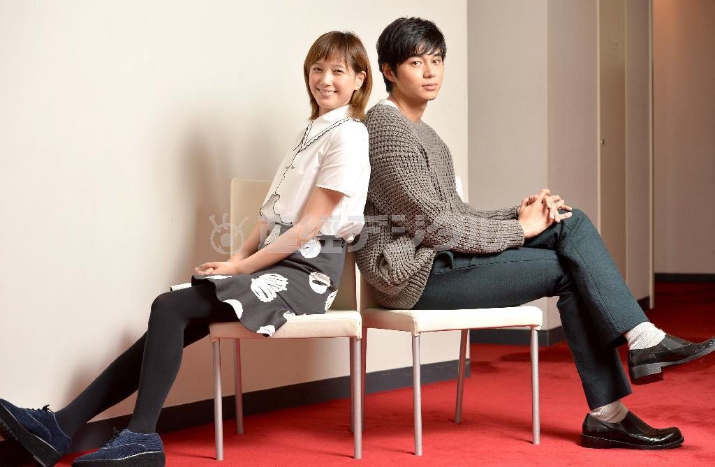「次は兄妹を演じてみたい」と語った本田翼さん（左）と東出昌大（ひがしで・まさひろ）さん＝２０１４年１１月３０日、東京都港区（宮崎瑞穂撮影）