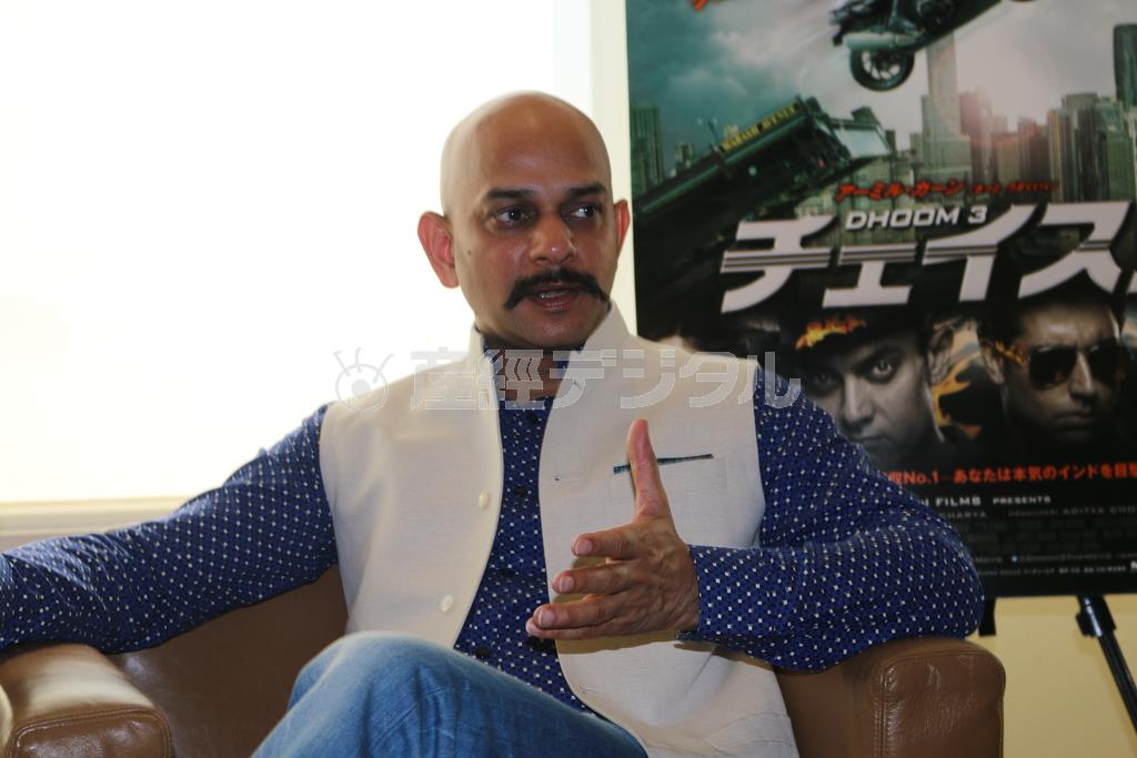 アクション映画の魅力を語るビジャイ・クリシュナ・アーチャールヤ監督＝２０１４年１０月３０日、東京都港区（高橋天地撮影）