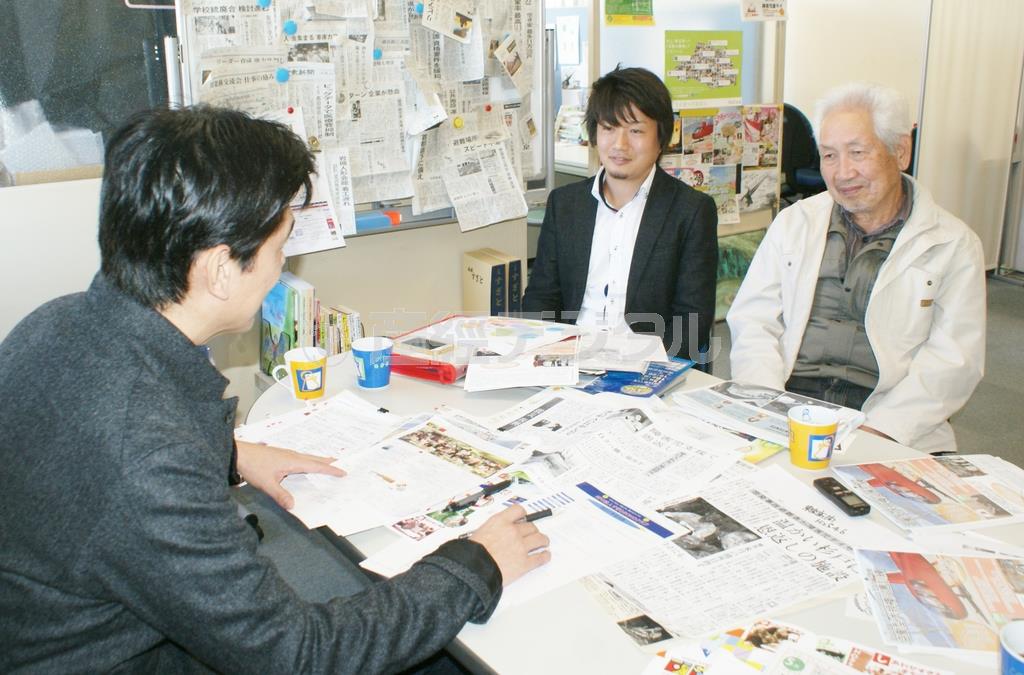 ＮＰＯ法人「すぎとＳＯＨＯクラブ」で小川清一さん（奥右）、豊島亮介さん（奥左）と語らう天童荒太（てんどう・あらた）さん（左端）。「すぎと～」の活動は起業家支援からまちづくり、子育て支援に里山再生と多岐にわたる＝２０１４年１１月４日、埼玉県北葛飾郡杉戸町（塩塚夢撮影）