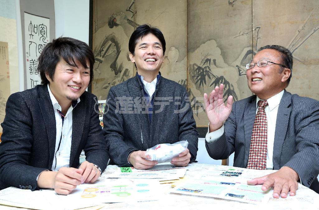 ＮＰＯ法人「すぎとＳＯＨＯクラブ」副理事長の豊島亮介さん（左）の案内のもと、「ＮＰＯ埼玉ネット」代表理事の松尾道夫さん（右）とも対談した天童荒太（てんどう・ああらた）さん＝２０１４年１１月４日、埼玉県さいたま市北区（野村成次撮影）