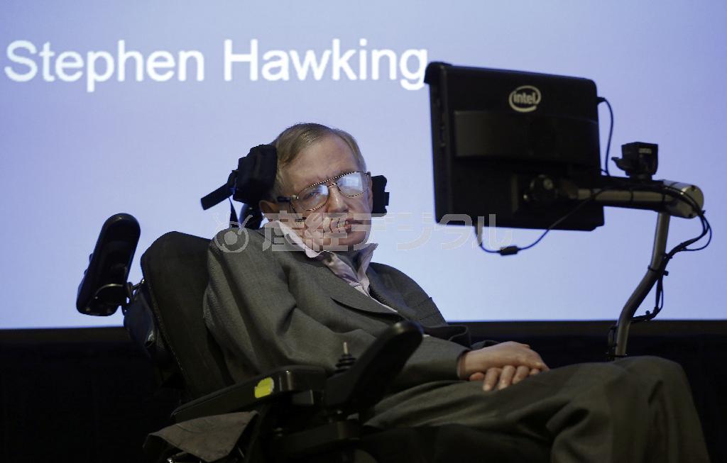 音声合成装置を使い記者会見をするスティーヴン・ホーキング博士。世界最高の頭脳を持つ科学者が、人工知能の開発に警鐘を鳴らし、世界に衝撃が広がっている＝２０１４年１２月２日、英国・首都ロンドン（ＡＰ）