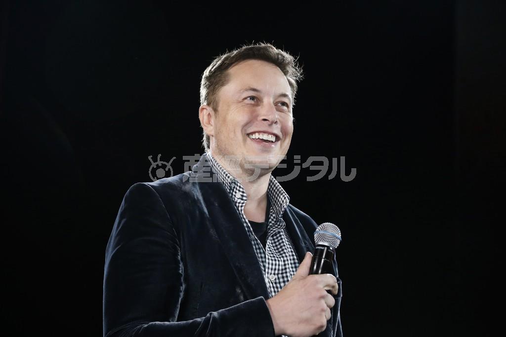 スペースＸを率いるイーロン・マスク氏＝２０１４年１０月９日、米カリフォルニア州ホーソーン（ロイター）