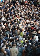 衆院選が公示され、街頭演説に集まった大勢の有権者＝２日午前、東京・新宿