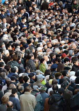 衆院選が公示され、街頭演説に集まった大勢の有権者＝２日午前、東京・新宿