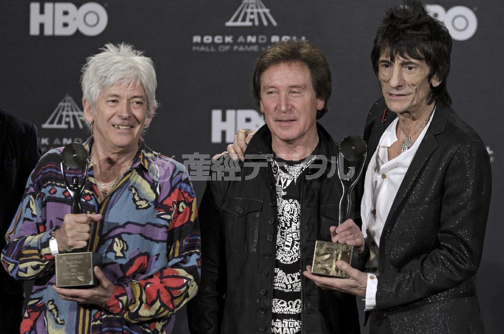 英キーボード奏者、イアン・マクレガン氏（左）＝２０１２年４月１３日、米オハイオ州クリーブランド（ＡＰ）