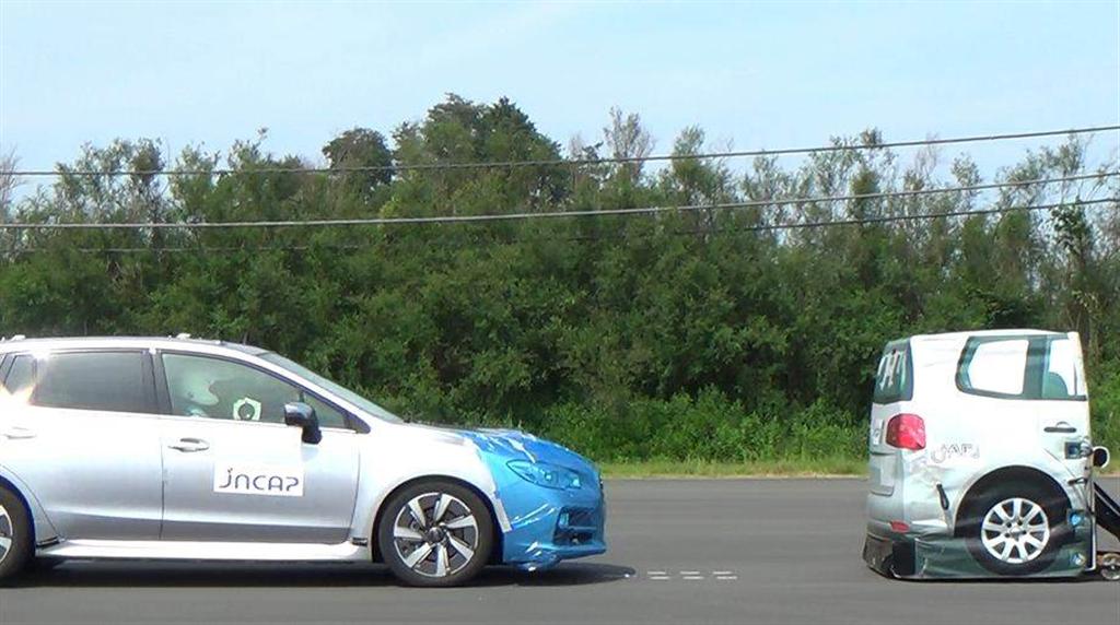 衝突被害軽減ブレーキの試験を行う富士重工業のレヴォーグ＝２０１４年７月、水戸市内のテストコース（自動車事故対策機構提供）