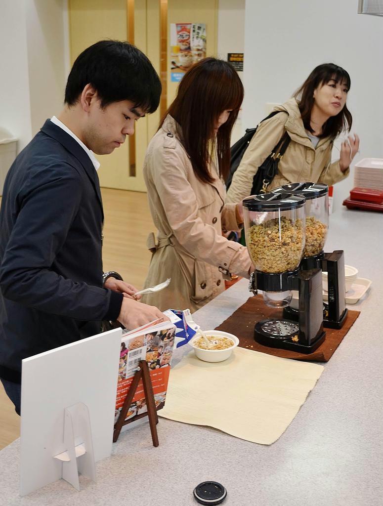 朝食を抜きがちな若い社員の健康を考え、朝食にグラノーラを提供する会社もある＝東京都千代田区のオプト