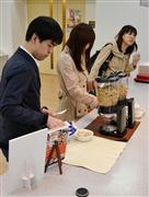 朝食を抜きがちな若い社員の健康を考え、朝食にグラノーラを提供する会社もある＝東京都千代田区のオプト