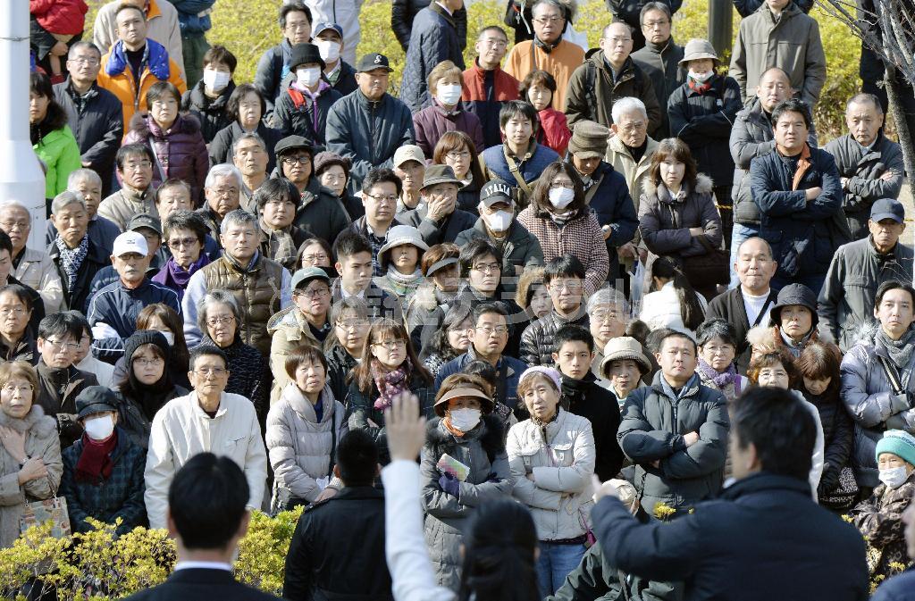 【衆院選】衆院選立候補者を応援する政党党首（手前右端）の演説を聞く有権者ら＝２０１４年１２月６日午前、大阪府内（共同）