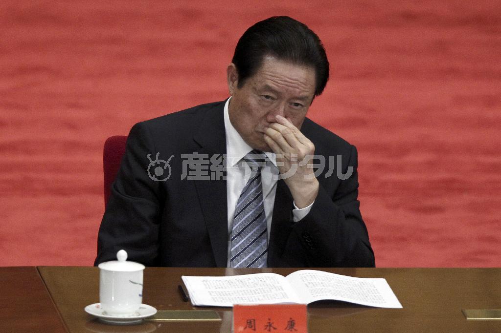 ２０１２年５月４日、北京の人民大会堂で行なわれた中国共産主義青年団の創立９０周年記念大会に出席した周永康氏（当時、党政治局常務委員）。司法のトップとして絶大な権力を振るった周氏に、「法治」を盾に厳罰が下されるのは必至だ＝中国（ＡＰ）