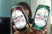 アサヒビールが投入するクラフトビールの「ドライポーター」（左）と「ドライペールエール」（平尾孝撮影）