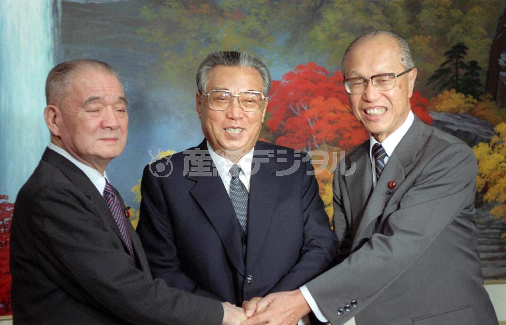 訪朝し、金日成主席（中央）と握手を交わす自民党の金丸信（かねまる・しん）副総理（左）と社会党の田辺誠副委員長（右）＝１９９０年９月２６日、北朝鮮（奥村茂撮影）
