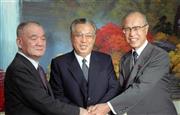 訪朝し、金日成主席（中央）と握手を交わす自民党の金丸信（かねまる・しん）副総理（左）と社会党の田辺誠副委員長（右）＝１９９０年９月２６日、北朝鮮（奥村茂撮影）