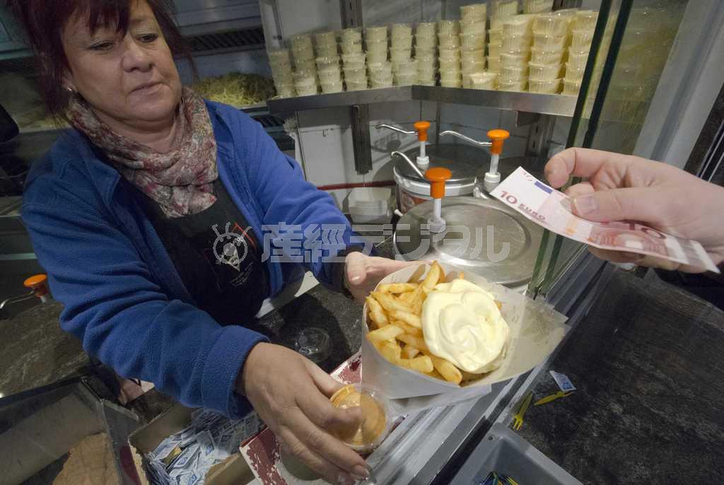 首都ブリュッセルで人気のフリッツ（フライドポテト）店「メゾン・アントワーヌ」はいつも観光客や地元の客でにぎわっている。動物性油脂で２度揚げし、マヨネーズをつけるのが定番。フリッツが、思わぬ形で国家の一体感を高める役割を担うことになった＝２０１４年１２月４日、ベルギー（ロイター）