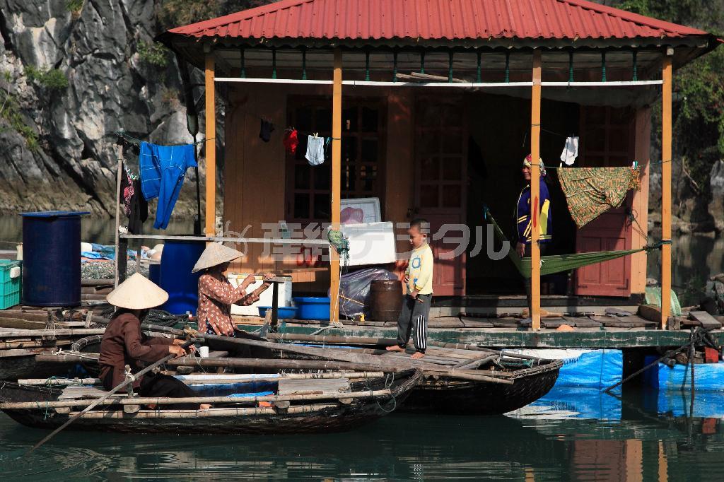 ドラム缶や発泡スチロールの土台に建てた家屋に住む水上生活者たち＝２０１３年１１月３日、ベトナム北部（佐藤良一さん撮影）