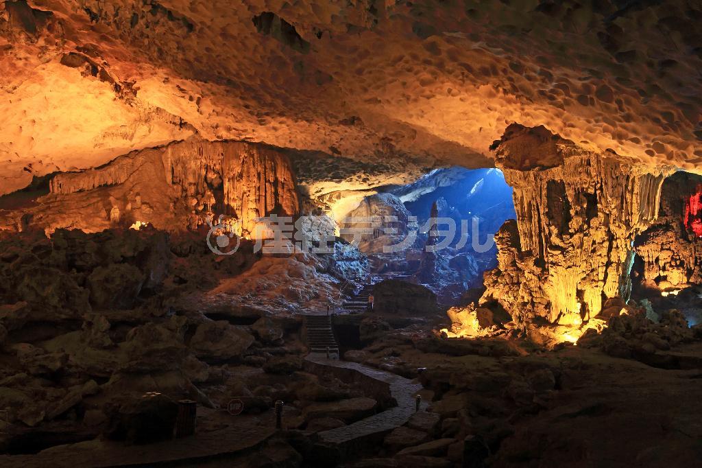 幻想的な空間が広がるスンソット洞窟。３０分ほどで一回りできる＝２０１４年１０月２８日、ベトナム北部（佐藤良一さん撮影）