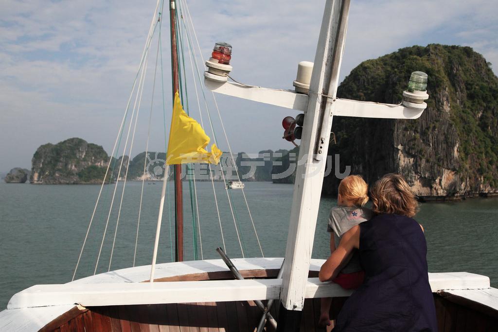 宿泊できる大型クルーズ船の乗客の大半は欧米人だった＝２０１４年１０月２７日、ベトナム北部（佐藤良一さん撮影）