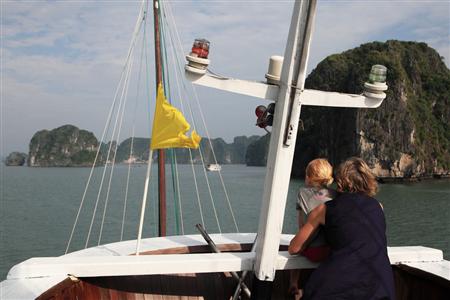 宿泊できる大型クルーズ船の乗客の大半は欧米人だった＝２０１４年１０月２７日、ベトナム北部（佐藤良一さん撮影）