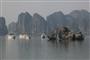 奇妙な形の島影が幾重にも重なっていくハロン湾の景色。水墨画のようだ＝２０１３年１１月２日、ベトナム北部（佐藤良一さん撮影）