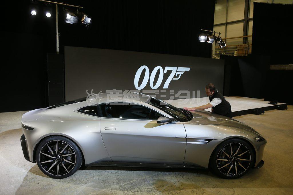 人気スパイ映画「００７」シリーズの最新作「スペクター」に登場するボンドカー「アストンマーチンＤＢ１０」＝２０１４年１２月４日、イギリス・バッキンガムシャー（ロイター）