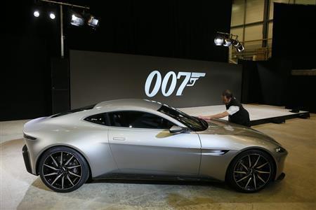 人気スパイ映画「００７」シリーズの最新作「スペクター」に登場するボンドカー「アストンマーチンＤＢ１０」＝２０１４年１２月４日、イギリス・バッキンガムシャー（ロイター）