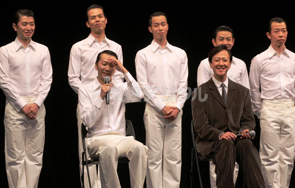 笑顔で会見をする坂東玉三郎さん（前列左から２人目）とＤＡＺＺＬＥのメンバー。前列左が主宰の長谷川達也さん＝２０１４年１１月２６日、東京都港区の「赤坂ブリッツ」（田中幸美撮影）