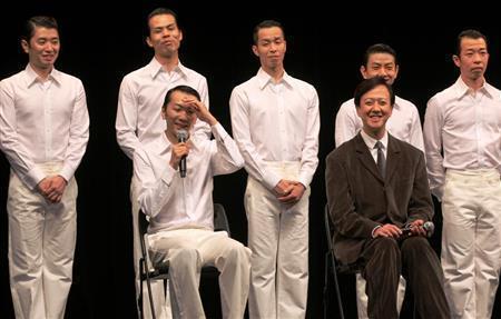 笑顔で会見をする坂東玉三郎さん（前列左から２人目）とＤＡＺＺＬＥのメンバー。前列左が主宰の長谷川達也さん＝２０１４年１１月２６日、東京都港区の「赤坂ブリッツ」（田中幸美撮影）