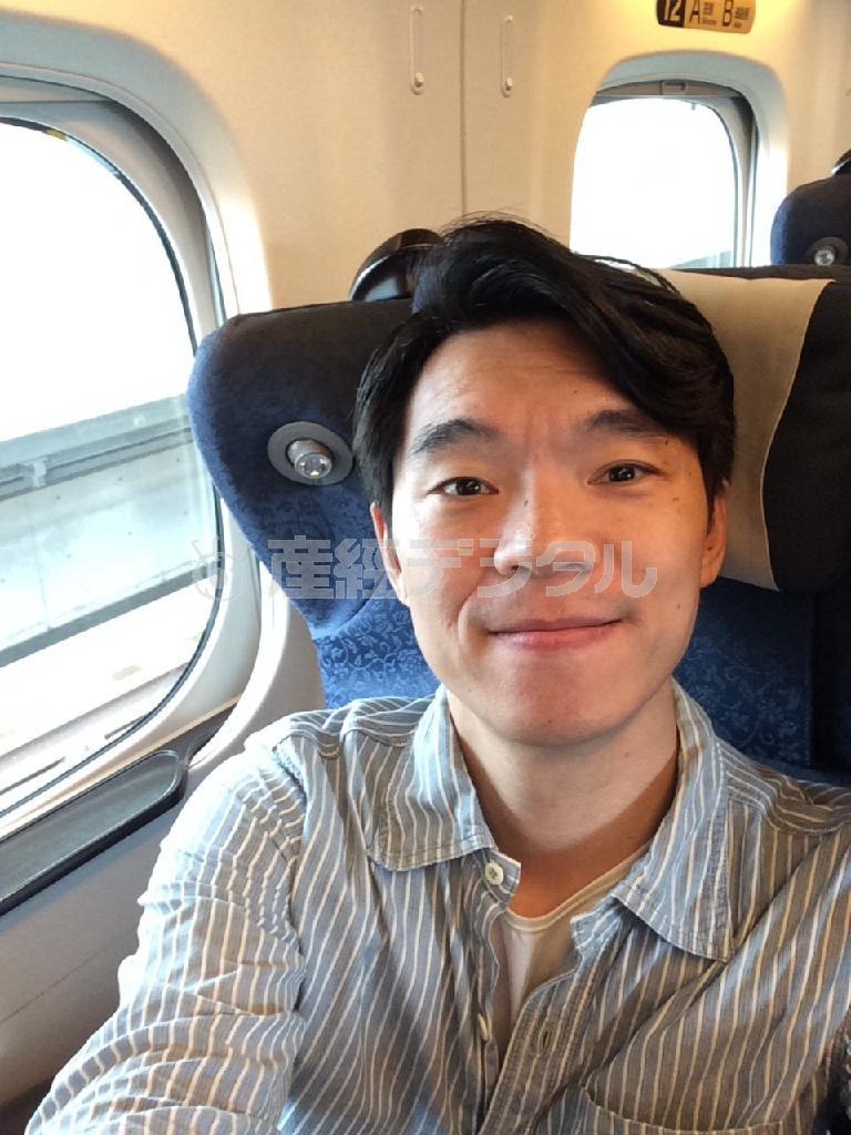 落語家、柳家花緑（やなぎや・かろく）さん。移動の車中はリラックスして過ごします。ついいろんなことに目が行ってしまうもので（本人提供）