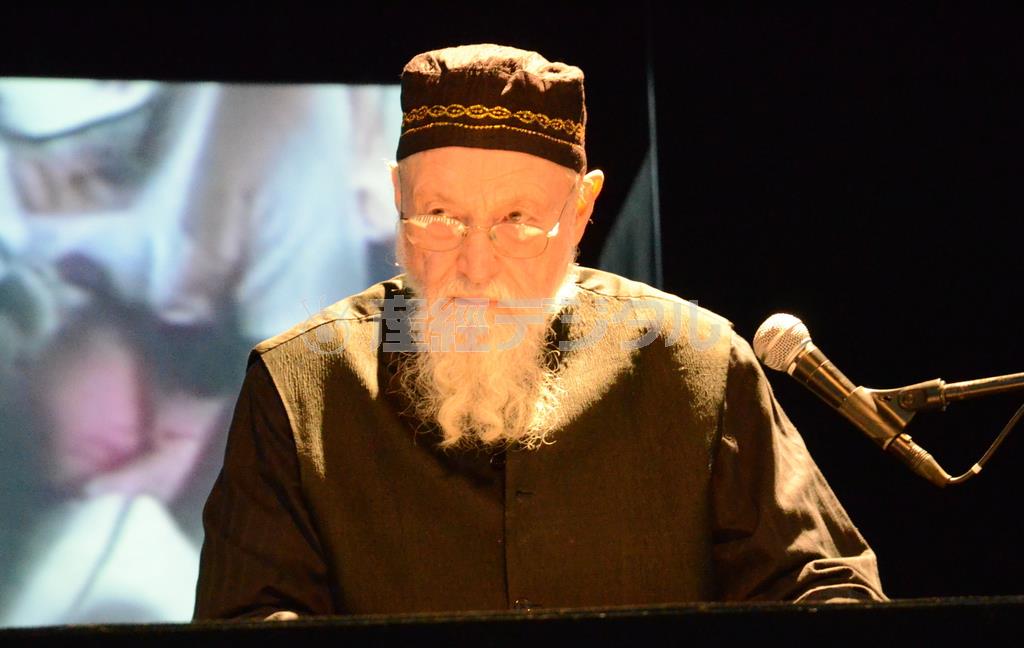 演奏するテリー・ライリー＝２０１４年１１月２３日、東京都投稿区東雲のＴｏｌｏｔ＿ｈｅｕｒｉｓｔｉｃ＿ＳＨＩＮＯＮＯＭＥ（原圭介撮影）