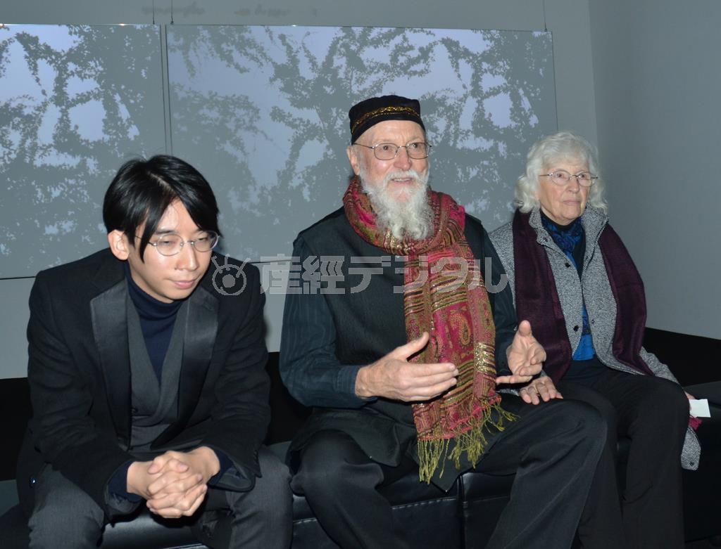 寒川裕人（左）、テリー・ライリー（中央）、ライリーのアン夫人（右）＝２０１４年１１月２３日、東京都江東区東雲のＴｏｌｏｔ＿ｈｅｕｒｉｓｔｉｃ＿ＳＨＩＮＯＮＯＭＥ（原圭介撮影）