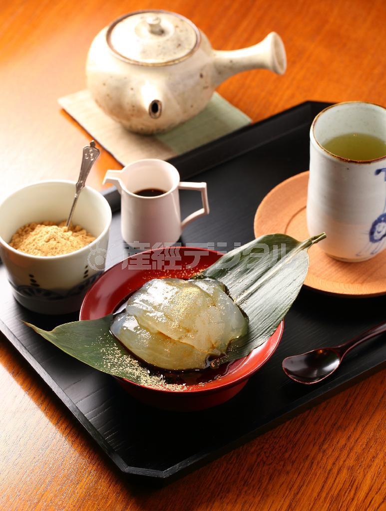 吉野産の本葛を使用した「特製くずもち」と飲み物のセット（１５００円）。国産のきなこと黒蜜も絶品＝２０１４年１１月２７日、京都市東山区（恵守乾撮影）