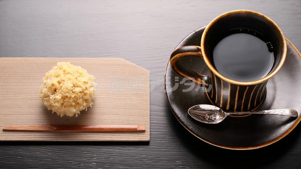 「上生菓子」と飲み物のセット（１２００円）は、栗のきんとんとＺＥＮ＿ＣＡＦＥオリジナルブレンドのコーヒー。１２月の「百合根と柚子餡のきんとん」も楽しみだ＝２０１４年１１月２７日、京都市東山区（恵守乾撮影）