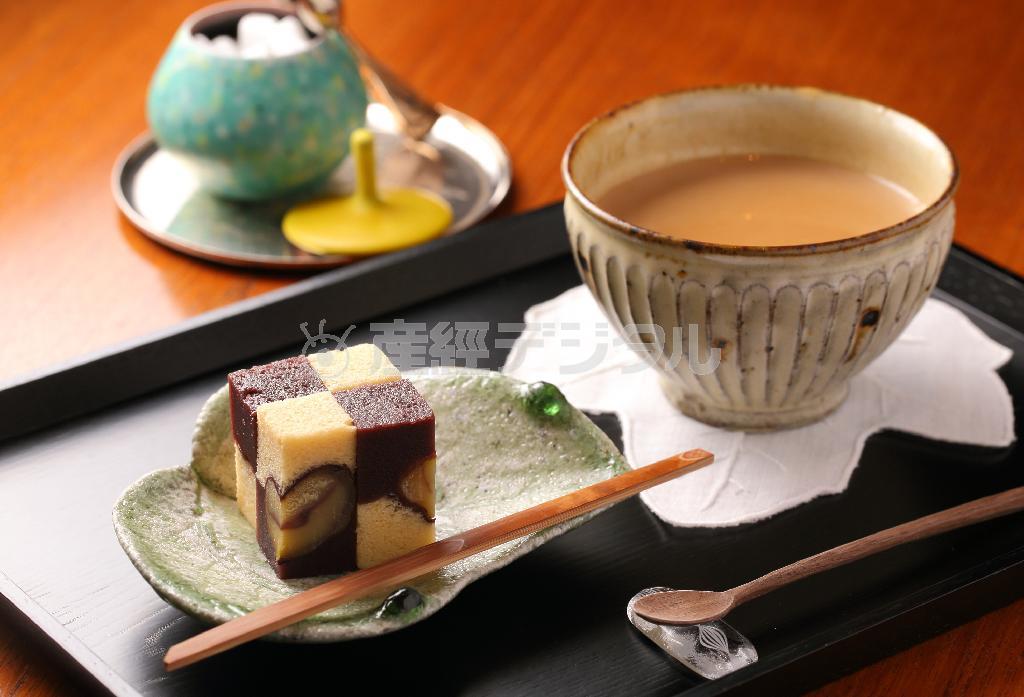 「季節のお菓子」と飲み物のセット（１５００円）。写真は「浮島と栗の蒸しようかんの一松」とカフェオレ。定期的に変わるメニューも楽しみ＝２０１４年１１月２７日、京都市東山区（恵守乾撮影）