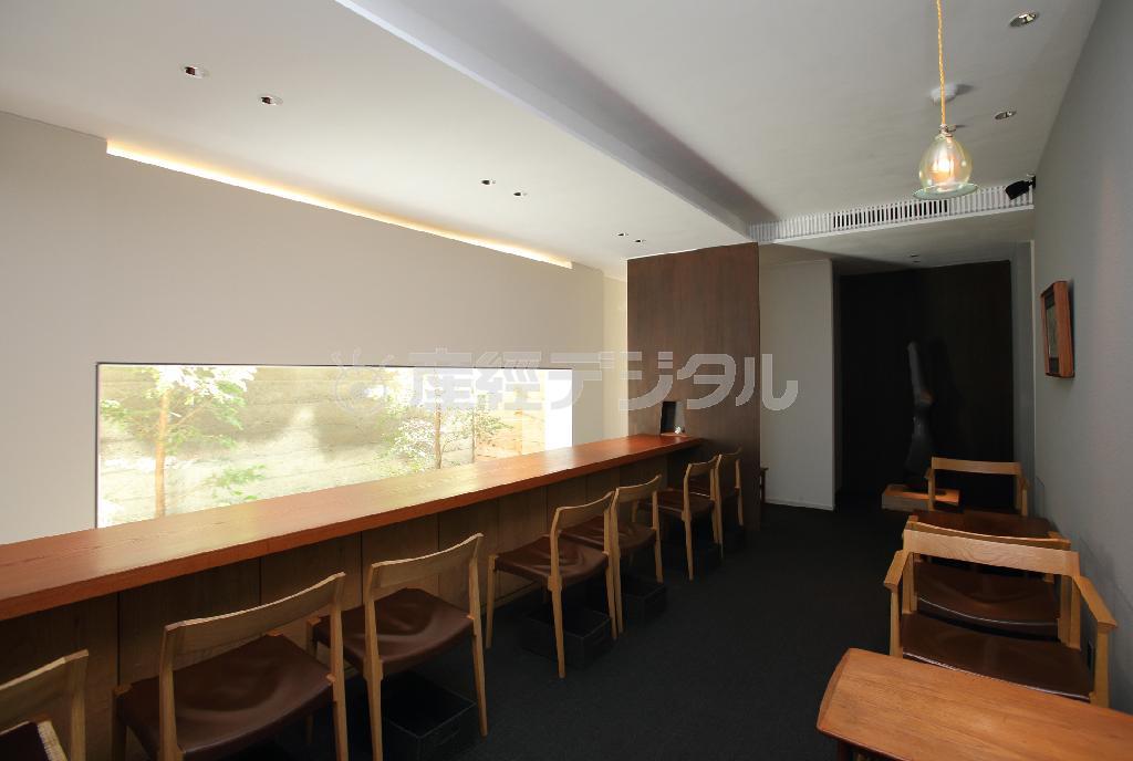 若手作家の絵画やオブジェが飾られたおしゃれな店内。坪庭を臨むカウンター席も人気＝２０１４年１１月２７日、京都市東山区（恵守乾撮影）