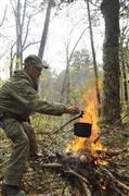 手際よく火を起こすリョーバ。森での焚火はわくわくする＝２０１４年１０月４日、ロシア・クラスヌィ・ヤール村（伊藤健次さん撮影）