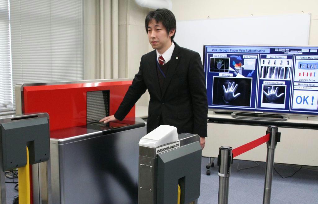 日立製作所が開発した歩きながら指をかざすだけで静脈データを高速認証し通過できるシステム＝８日、東京都国分寺市の日立製作所中央研究所