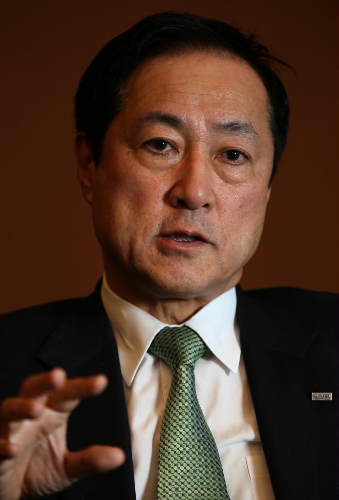 インタビューに応える、みずほフィナンシャルグループの佐藤康博社長
