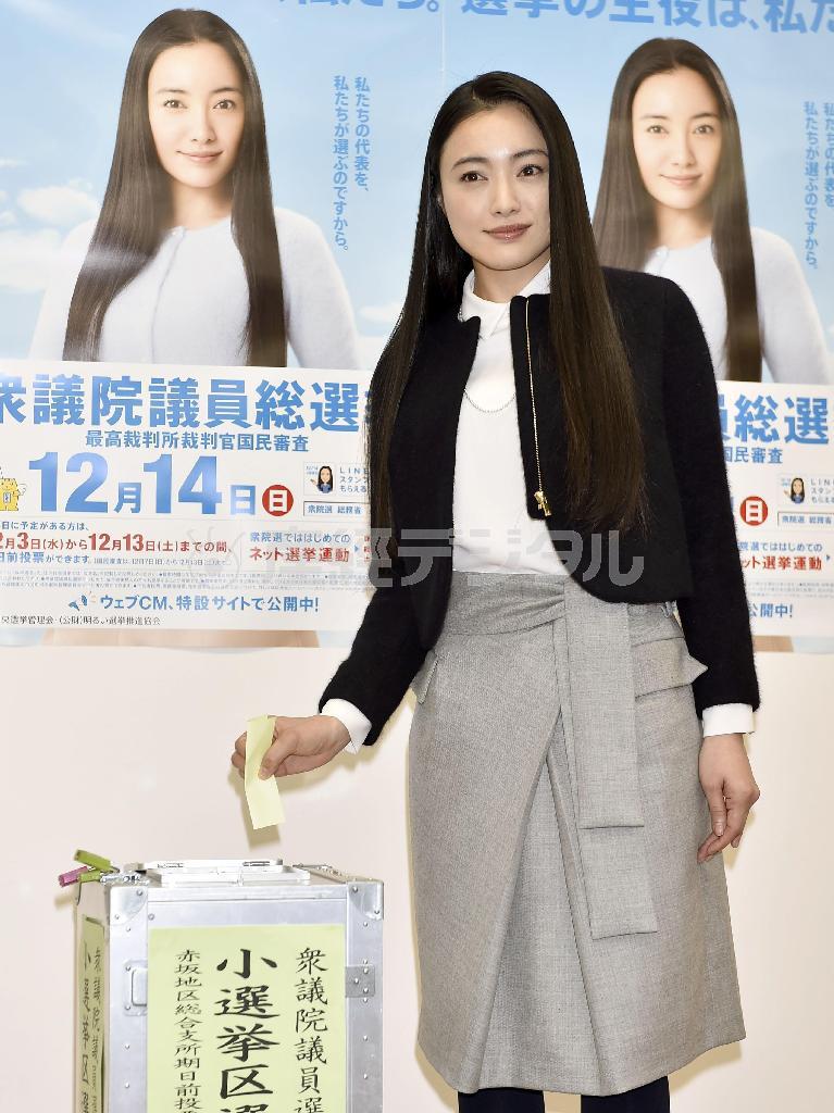 【衆院選】期日前投票をＰＲする、女優の仲間由紀恵さん＝２０１４年１２月８日午前、東京都港区（共同）